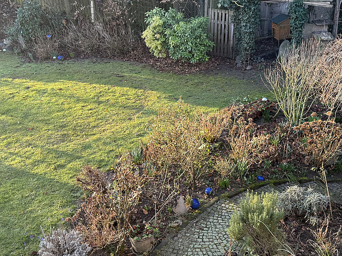  Teammitglieder einladen alt text Gerne – bitte lade das Bild hoch. Und falls du das Hauptkeyword für diese Session noch nicht genannt hast: Ist das das Hauptkeyword für die Session oder nur für ein einzelnes Bild? Hauotkeywort: Gartenarbeiten Frühling bitte für serie Perfekt, danke! Das Hauptkeyword für diese Session ist also: Gartenarbeiten Frühling. 🌱 Lade jetzt einfach die Bilder der Serie hoch, dann erstelle ich dir jeweils einen SEO-optimierten ALT-Text mit dem Keyword möglichst weit vorne. Hochgeladenes Bild Gartenarbeiten Frühling: Frau pflanzt pinke Petunien in einen Blumentopf neben Gartenpflanzen und Blumenerde vor einer Holzwand Hochgeladenes Bild Gartenarbeiten Frühling: Gartenbeet mit zurückgeschnittenen Stauden und Sträuchern neben Rasenfläche im sonnigen Garten vorbereiten