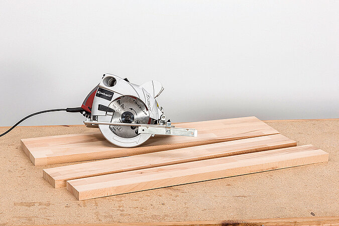 Wandgarderobe aus Kickerfiguren bauen mit zugeschnittenen Holzleisten als Grundrahmen für die DIY Garderobe