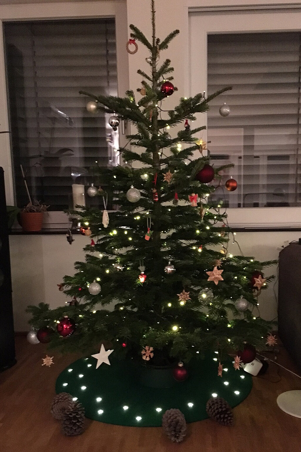 DIY Academy-geschmueckter Weihnachstbaum-02