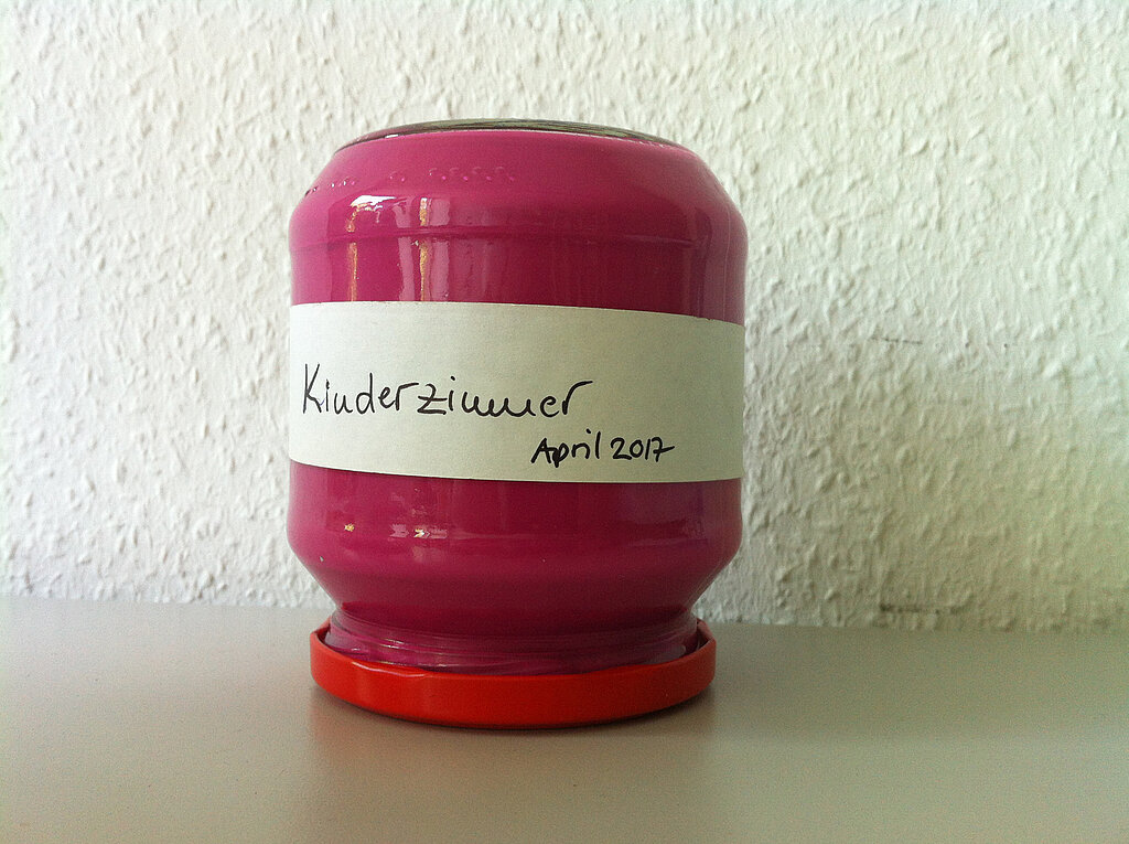 Wände richtig streichen – Farbdose mit Beschriftung Kinderzimmer Pink zur Auswahl des passenden Wandfarbtons