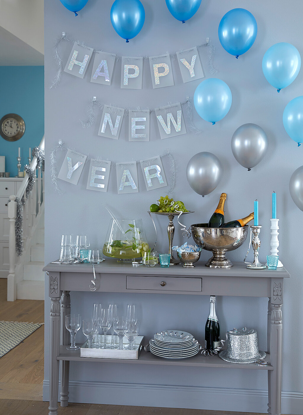 Happy New Year-Girlande, gebastelt aus einzelnen Buchstaben hängt zu Silvester an der Wand