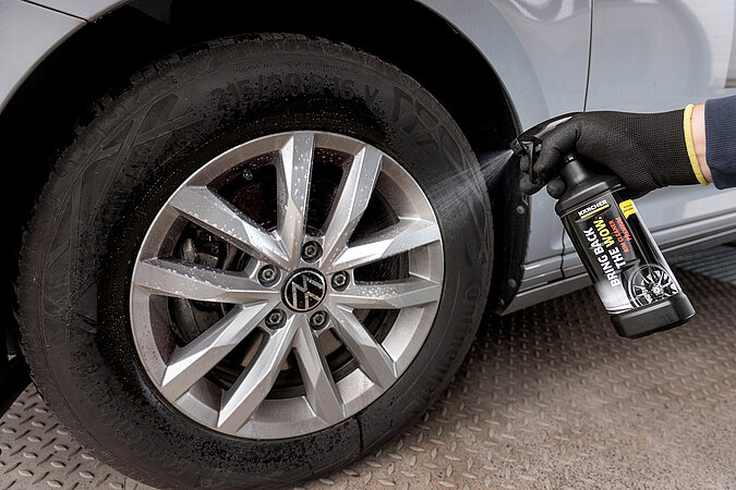 Auto selbst waschen Felgenreinigung – Felgen und Radkästen werden mit Felgenreiniger eingesprüht.