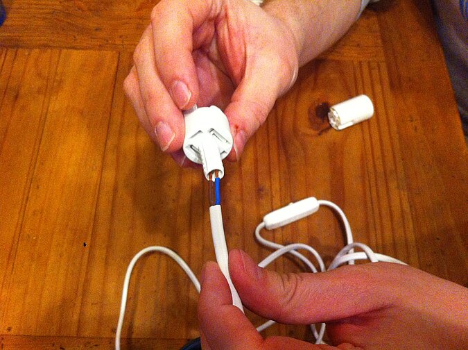 DIY Lampe: Kabel mit Fassung verbinden