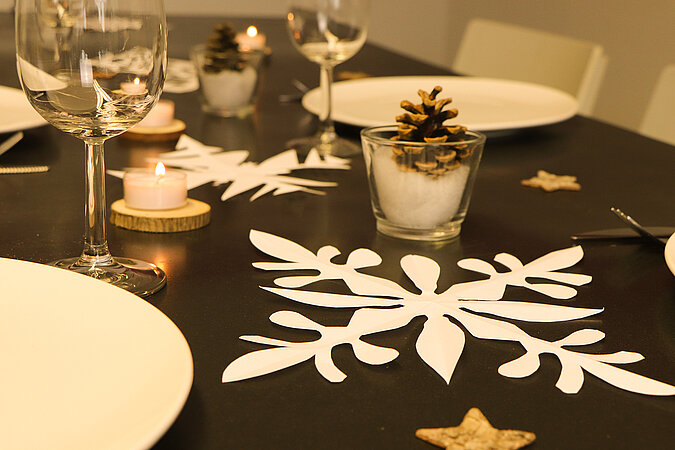 Stimmungsvolle Tischdeko mit Schneeflocken aus Papier