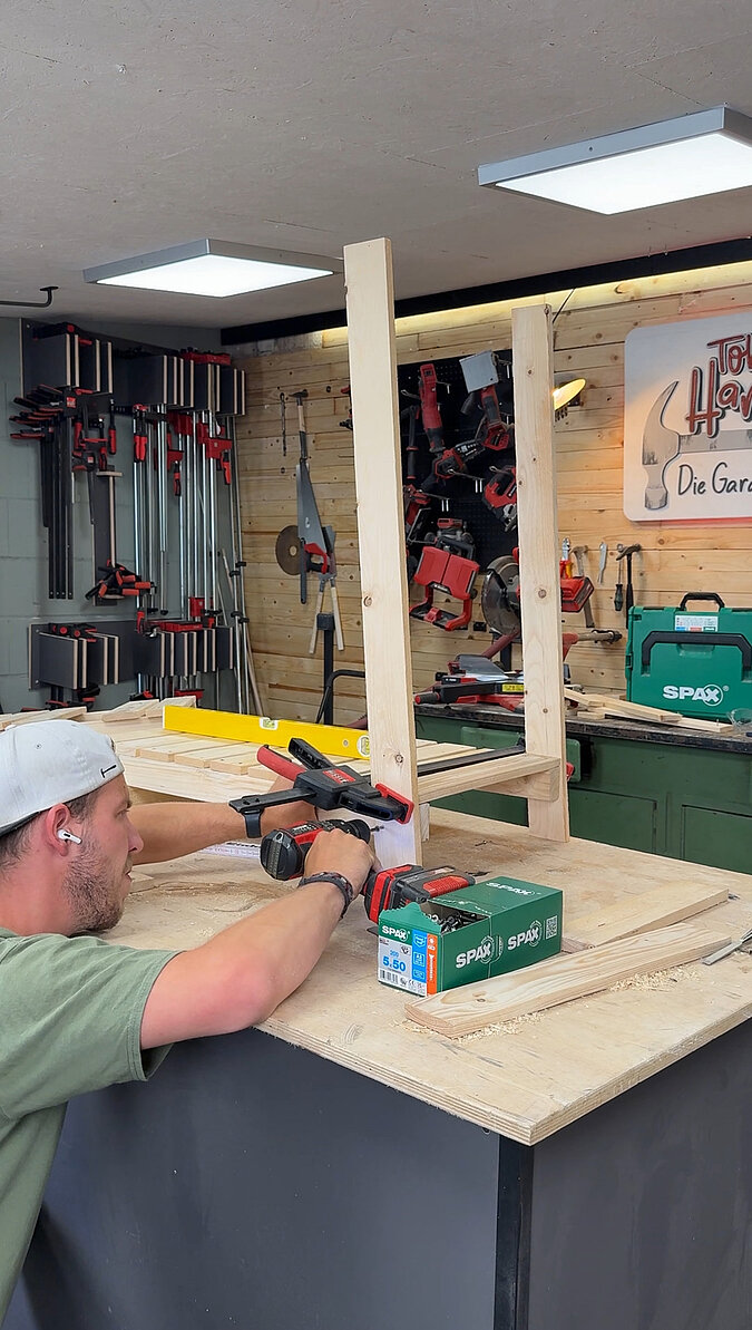 Mobilen Grillwagen bauen beim Verschrauben der senkrechten Holzpfosten mit dem Akkuschrauber, Aufbau des stabilen Grundrahmens für den selbstgebauten mobilen Grillwagen