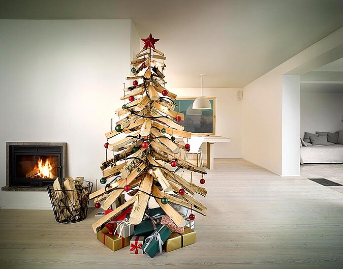 Weihnachtsbaum aus Holzscheiten