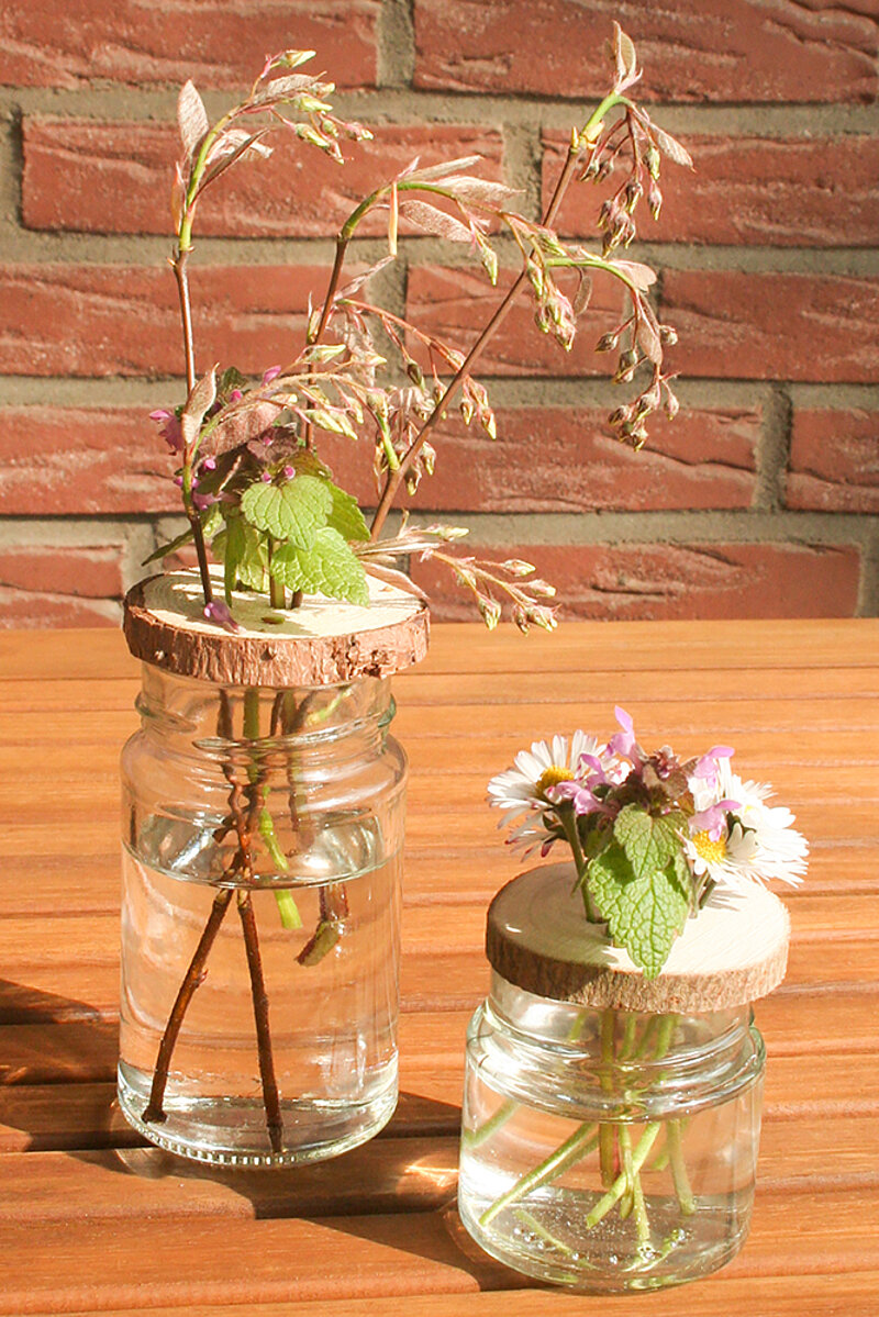 Einzelne Blumen stilvoll arrangieren
