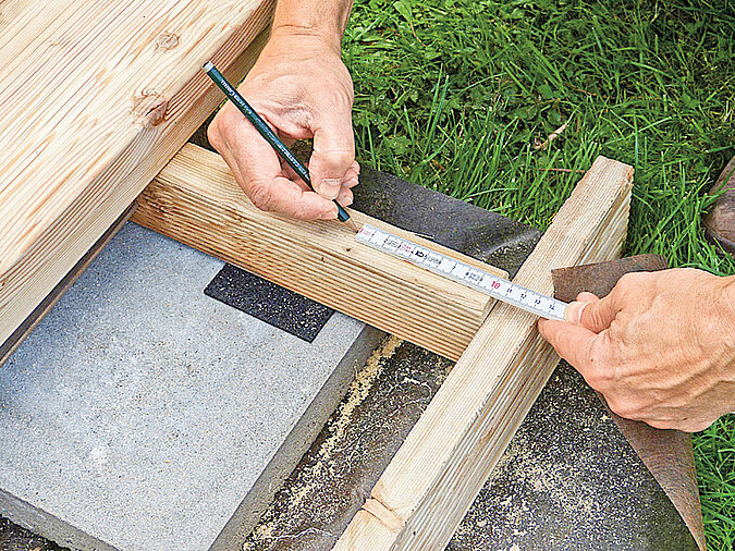 Holzdeck: Erste Diele ausrichten
