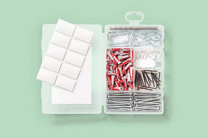Übersicht von einer Schraubenbox mit Nägeln, Schrauben, Dübeln, etc.
