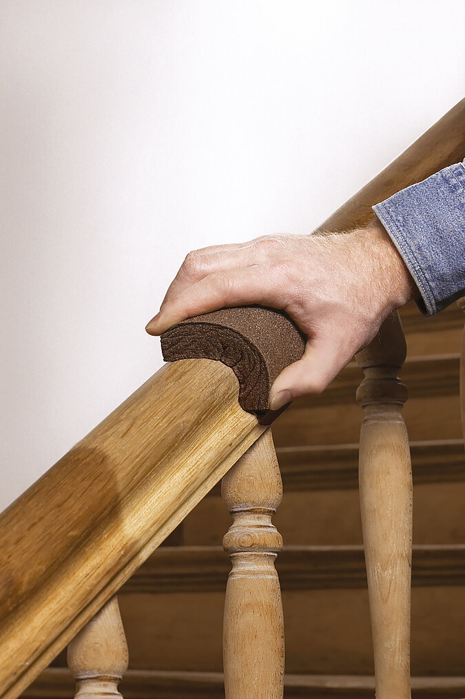 Treppengeländer mit der Hand schleifen
