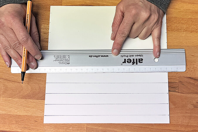 Creeper-Deko-Leuchte basteln beim Anzeichnen eines quadratischen Rasters auf Papier mithilfe von Lineal für das Pixel-Design