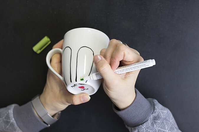 Ohren auf die Tasse malen