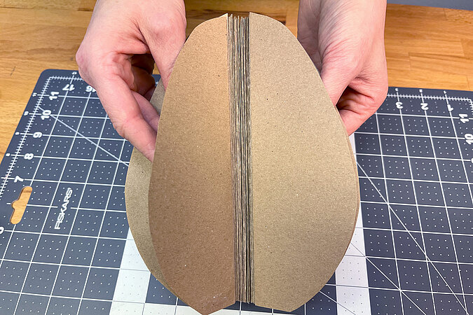 die zusammengeklebten Formen werden halb aufgeklappt gezeigt