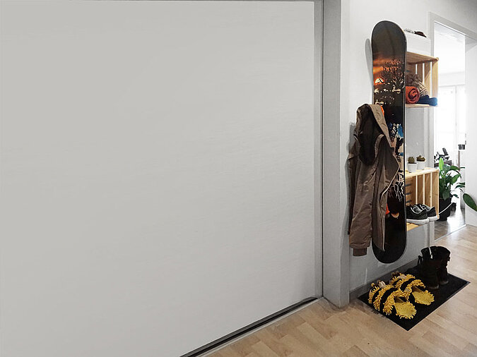 Flurgarderobe mit Snowboard
