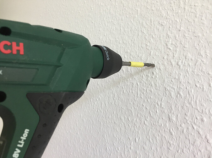 Richtig bohren mit selbstgemachter Bohrhilfe, Kreppbandmarkiereung am Bohrer um die Bohrtiefe zu kontrollieren