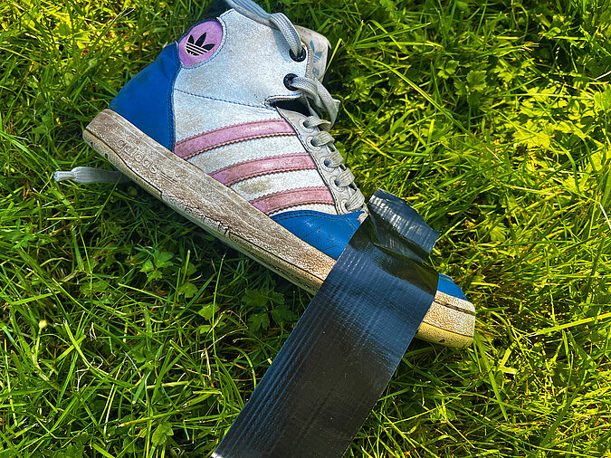 Festival Gadgets DIY-Schuhfix mit Tape stabilisiert Sneaker-Sohle für längere Haltbarkeit auf dem Festival