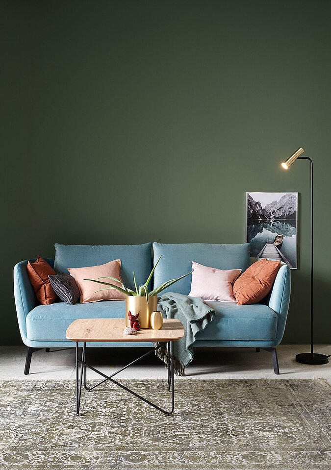 Ambiente-Bild eines Sofas mit Sofa, Kissen & Teppich und