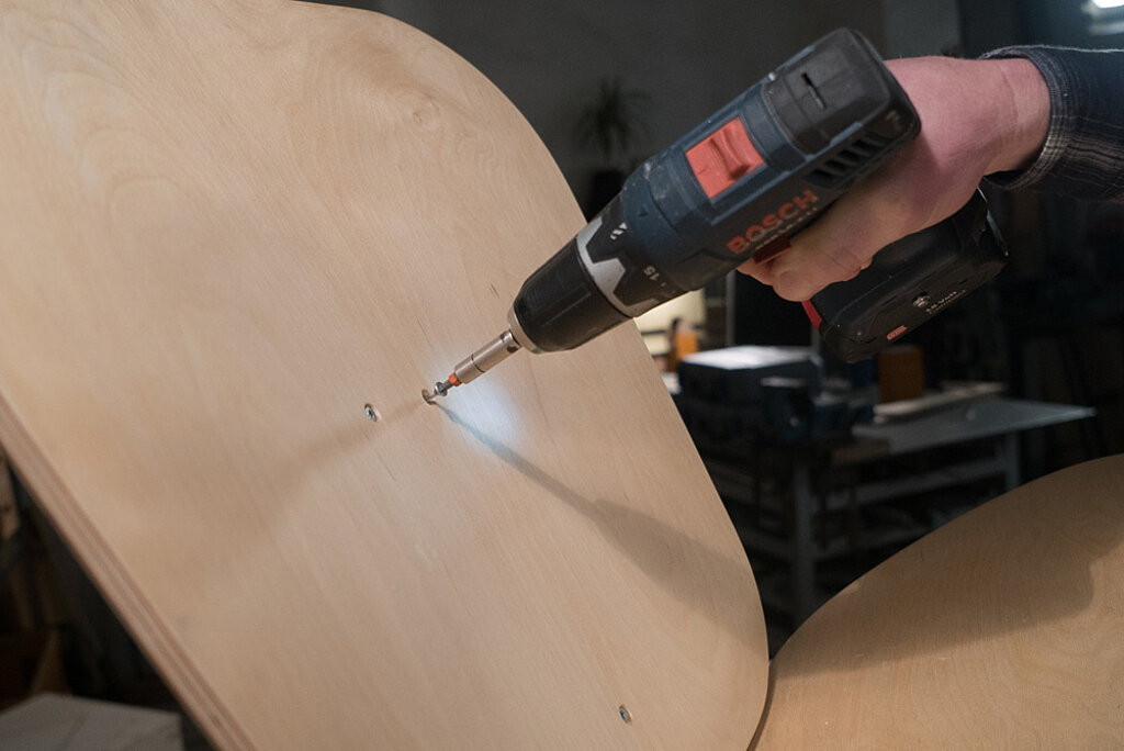 Design-Stuhl: Lehne und Sitz montieren