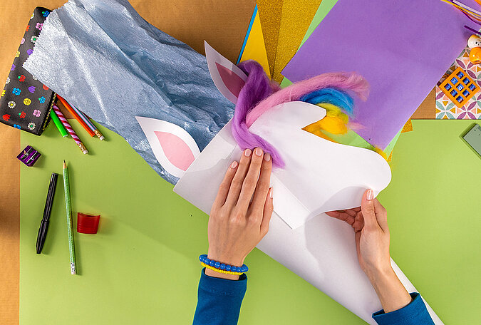 Schultüte Einhorn basteln mit befestigtem Einhornkopf und bunter Mähne aus Wolle