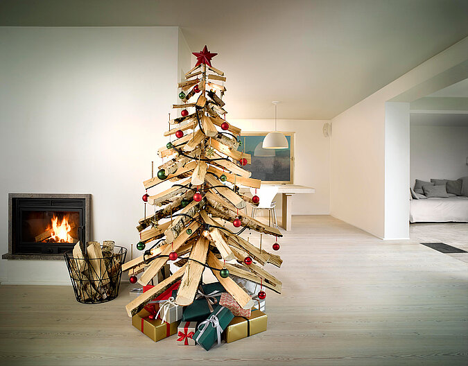 Nachhaltiger Weihnachtsbaum: Selbstgebauter Weihnachtsbaum aus Holzscheiten