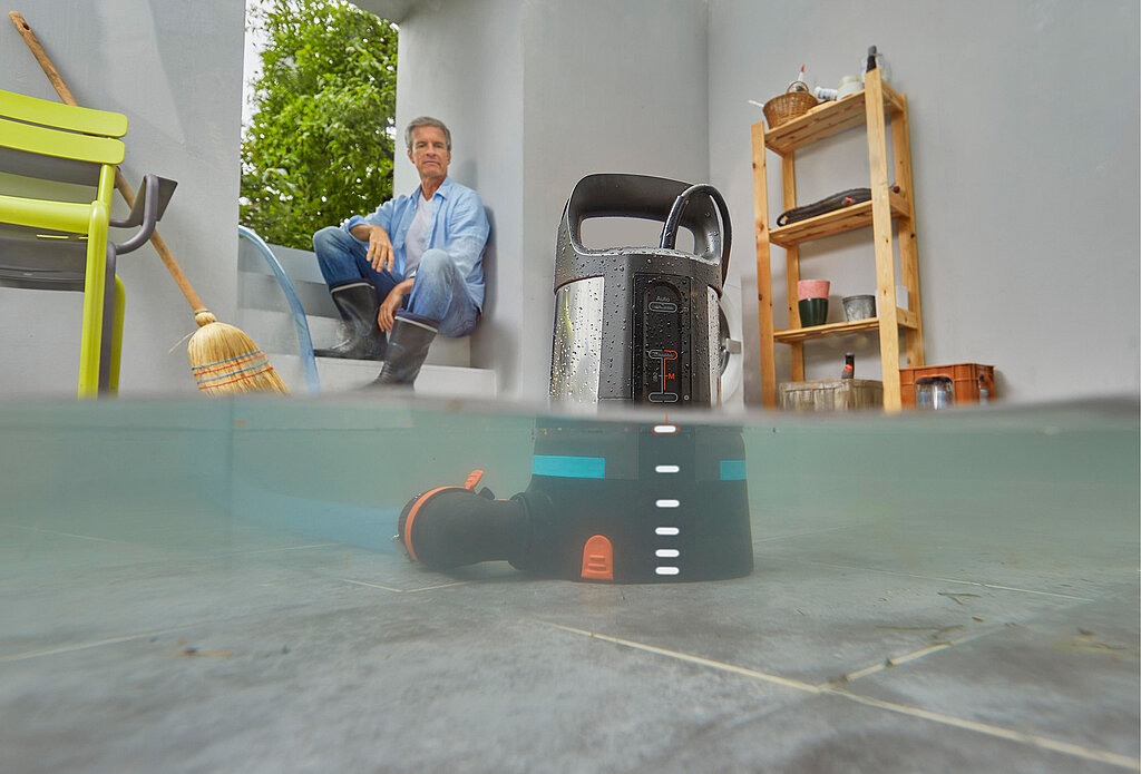 Eine Pumpe pumpt Hochwasser im Keller ab