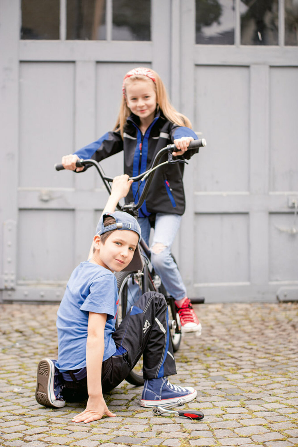 Kinder mit Funktionskleidung