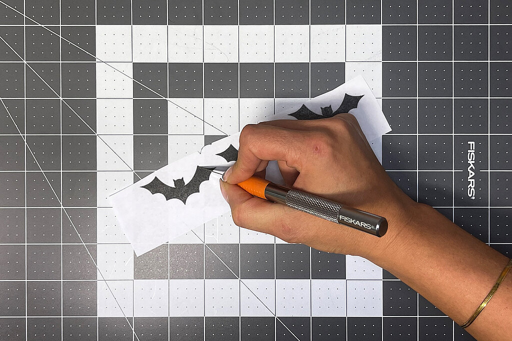 Fledermäuse aus Papier mit Skalpell ausschneiden