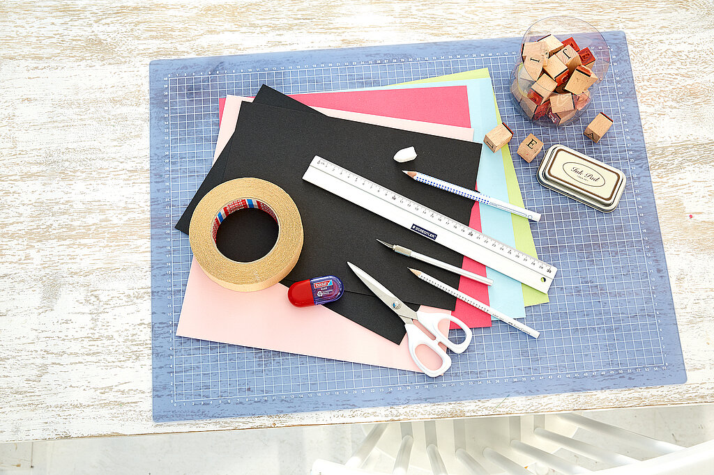 Einschulung Einladungskarten DIY-Materialien mit Papier, Schere, Stempeln und Klebeband für kreative Schulanfangs-Karten