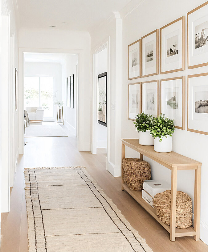 Flur mit Bilder an der Wand, Teppich und Sitzbank