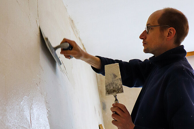 Lehmputz auf der Wand auftragen