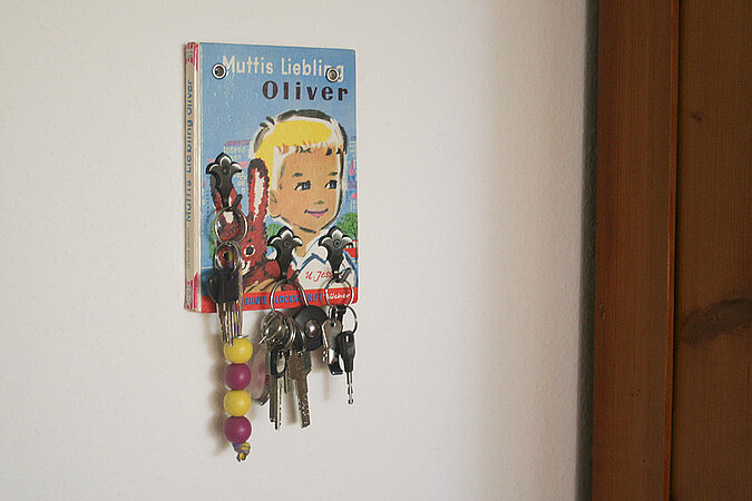 Buch wird zum Schlüsselbrett
