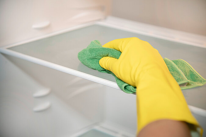 Frühjahrsputz: Kühlschrank mit einem Lappenreinigen