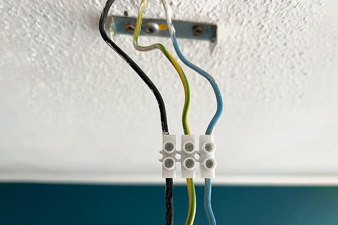 3 Kabel kommen aus der Decke und sind mit einer Lüsterklemme verbunden und sind auf der anderen Seite mit den Kabeln der leuchte angeschlossen