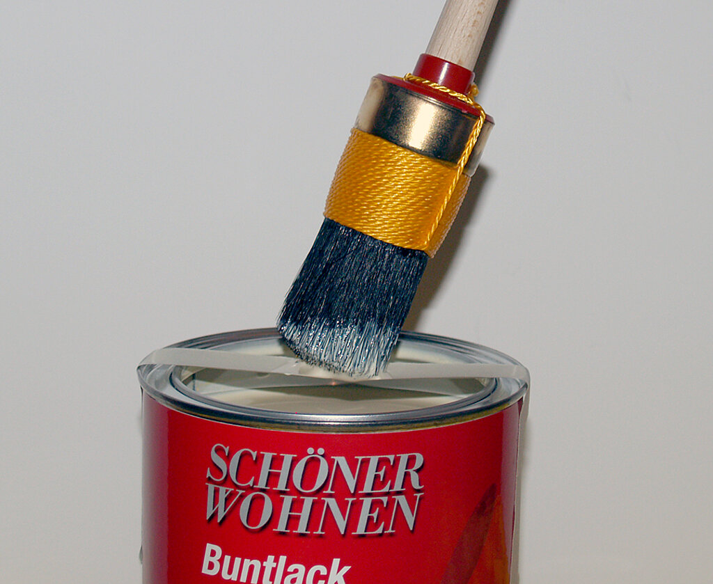 Pinsel an Kreppband abstreifen