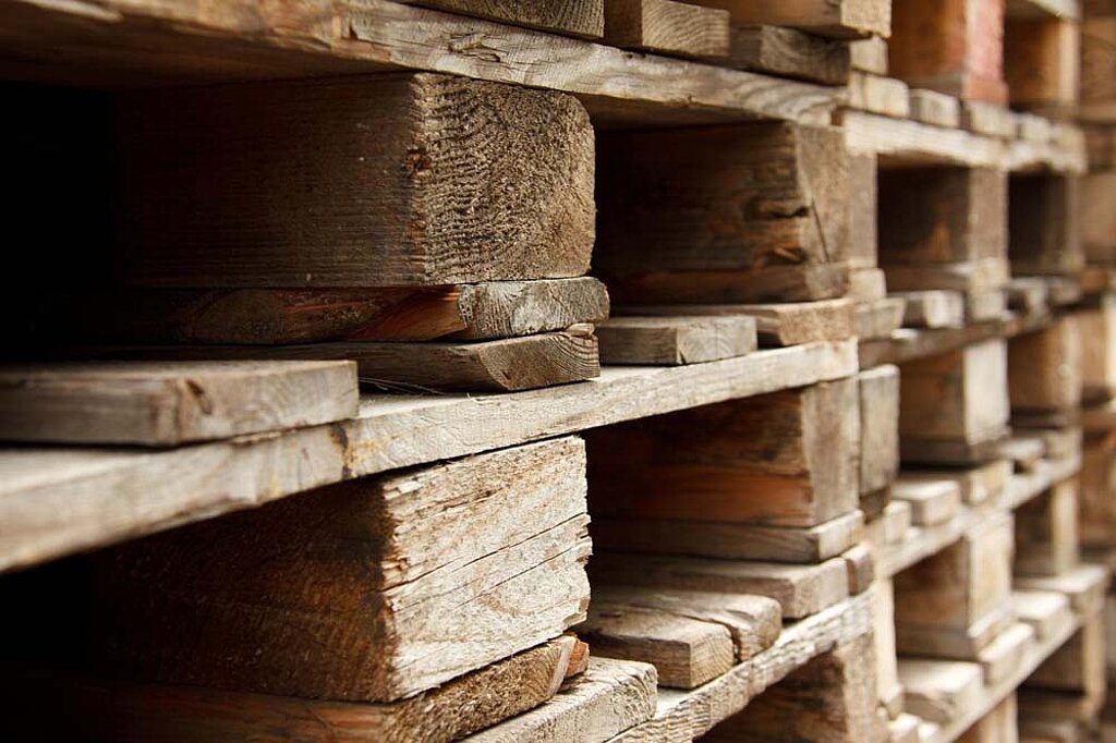 Bett aus Paletten bauen