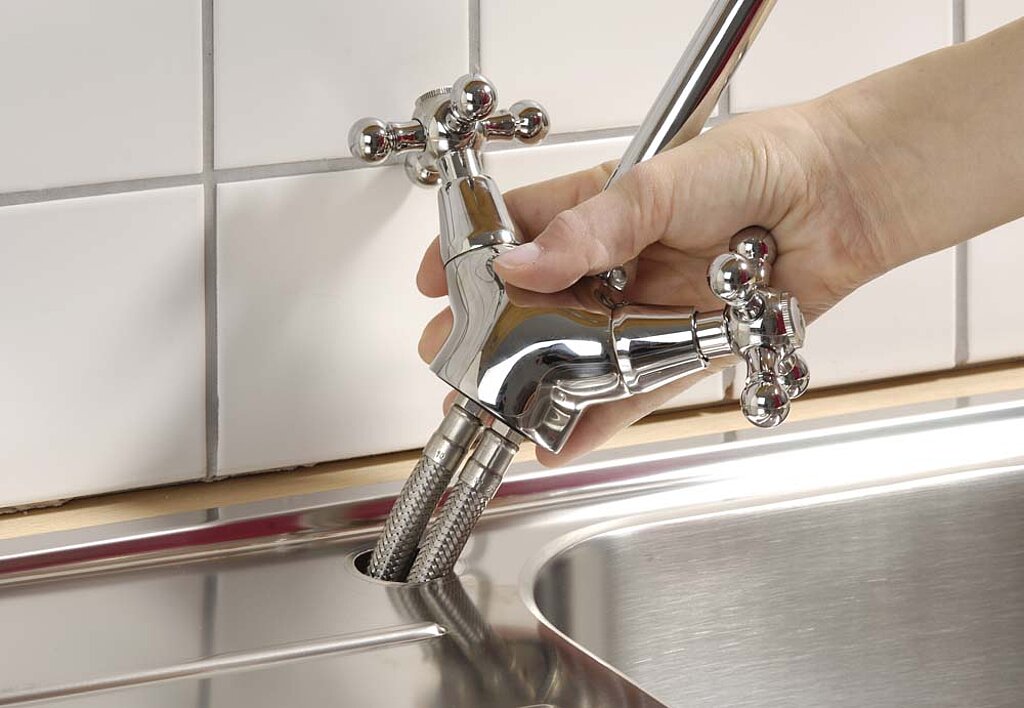 Küchenspüle einbauen Armatur montieren