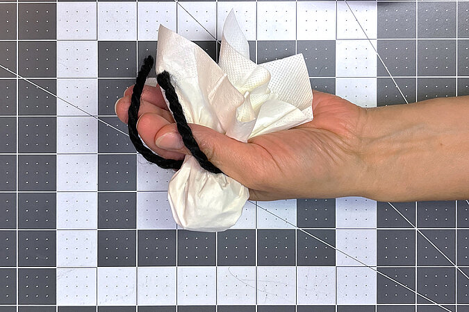 Papier-Kugel als Kopf für Geist formen