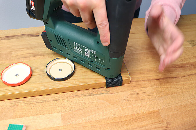 DIY Academy-Schraubenregal-Einmachglas-Gurte tackern-02