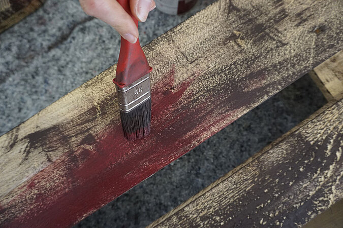 Palette lackieren zweiter Anstrich
