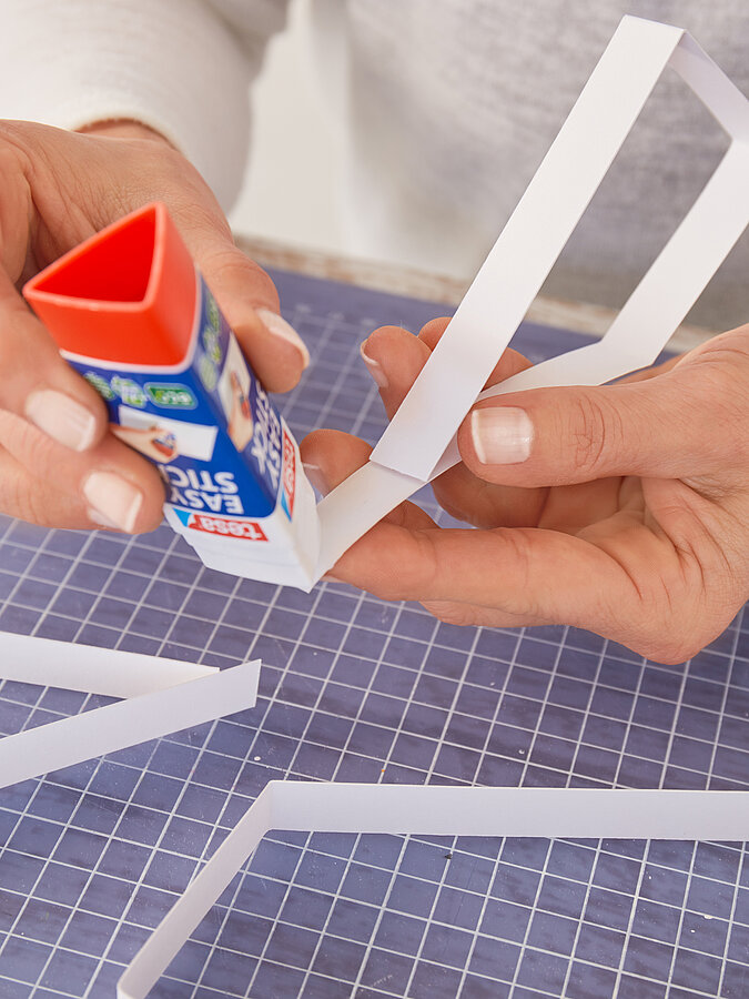 Anleitung: Weihnachtssterne aus Papier basteln
