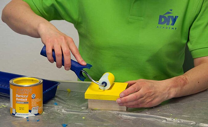 DIY Handtuchhaken: Bretter farbig lackieren