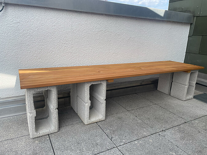 Grillplatz für die Terrasse bauen: Untere Ablagefläche aus Holz und Betonsteinen als stabile Basis für die DIY-Grillstation – ideal zur Lagerung von Zubehör oder Grillutensilien im Außenbereich.