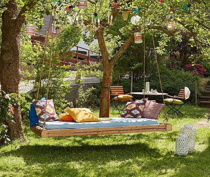 Gartenbett aus Holz bauen – DIY-Anleitung für dein Schaukelbett