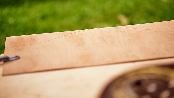 Upcycling-Idee Nistkasten aus Uhr bauen – Holzbrett als zugeschnittenes Bauteil für den Nistkasten aus einer alten Uhr, Vorbereitung der Einzelteile für das DIY-Upcycling-Projekt