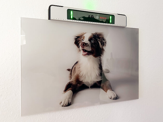 Bild mit Hilfe einer LED-Wasserwaage an Wand ausrichten