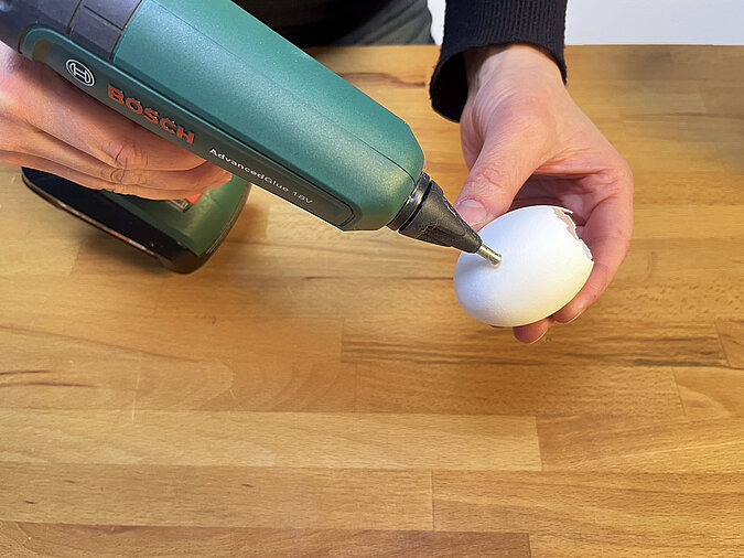  Osterkranz aus Eierschalen basteln mit Heißklebepistole, um die Eierschalen vorsichtig miteinander zu fixieren