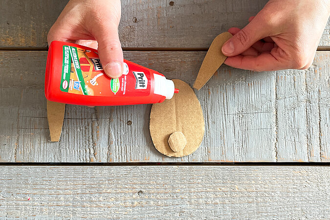 Hasenteile aus Karton zusammenkleben