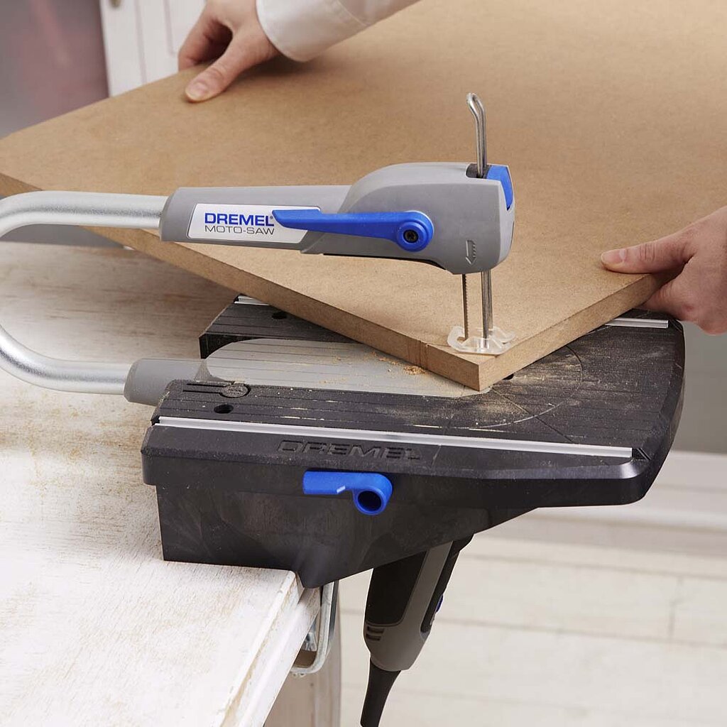 Holzplatten zusägen und befestigen