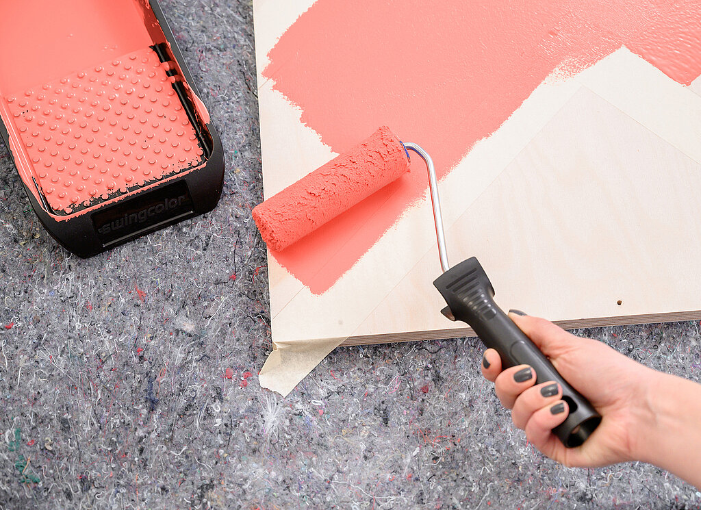 DIY-Wandregal für Yogamatte – Auftragen der farbigen Lackschicht mit einer Lackrolle.
