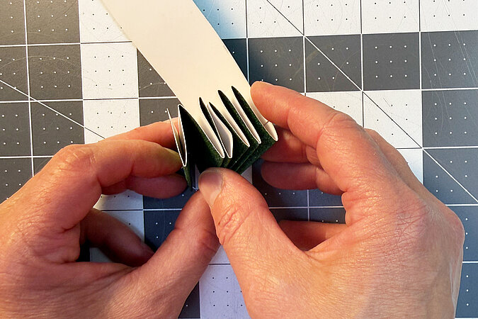 Einschulung Orden basteln mit gefaltetem Papier für die dekorative Rosettenform
